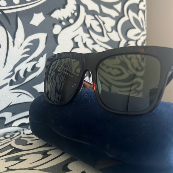 Gucci Tortoise Havana Green Sunglasses - Picture 2 of 9